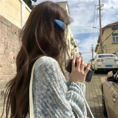玻璃橱窗中的姑娘